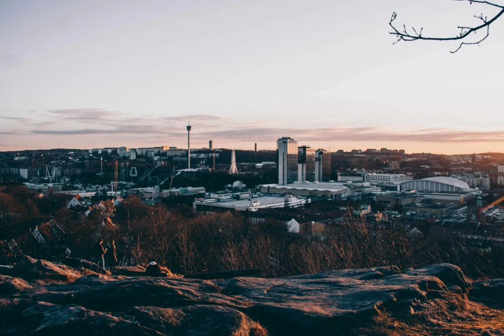 En vacker bild tagen i skymning på Östra delar av Göteborg. Vi ser Gothia Towers, Liseberg och flera andra byggnader.
